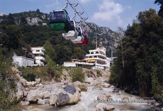 Jeita Grotto Gondelbahn über Nahr el Kalb