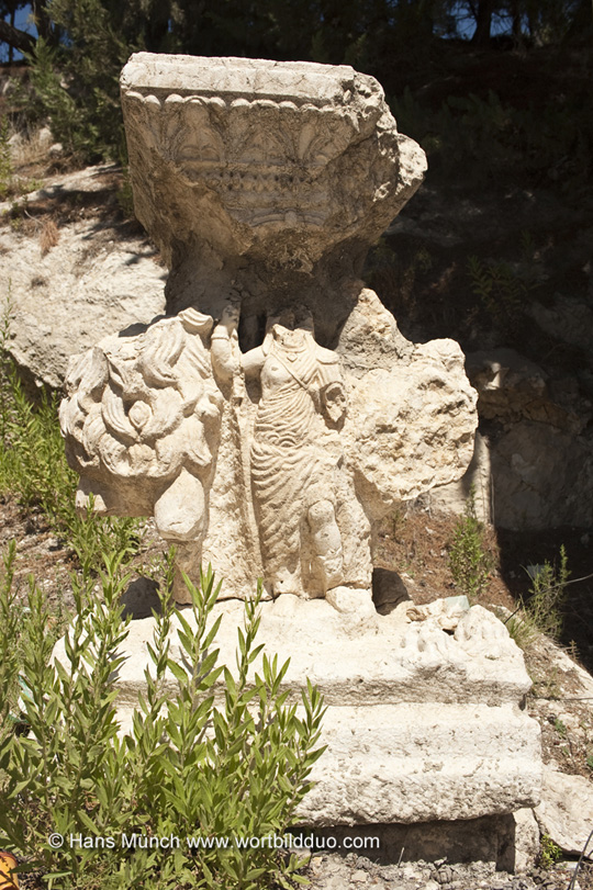 Statue in Niha