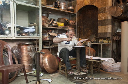 Zieselierung von Kupfer in den Souks von Tripoli