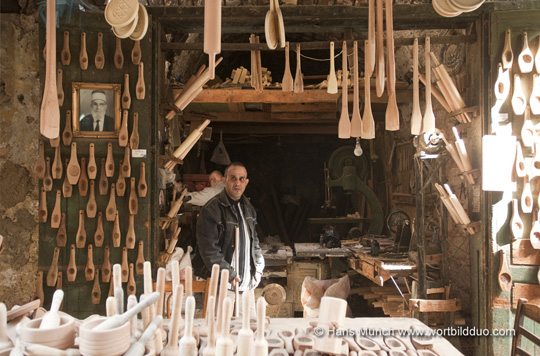 Holzartikel in den Souks von Tripoli