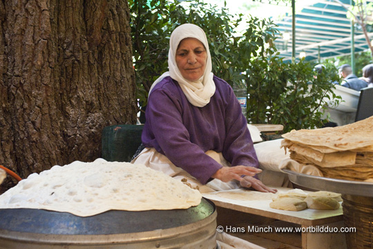 Fladenbrotbäckerin im Mhanna in Zahle